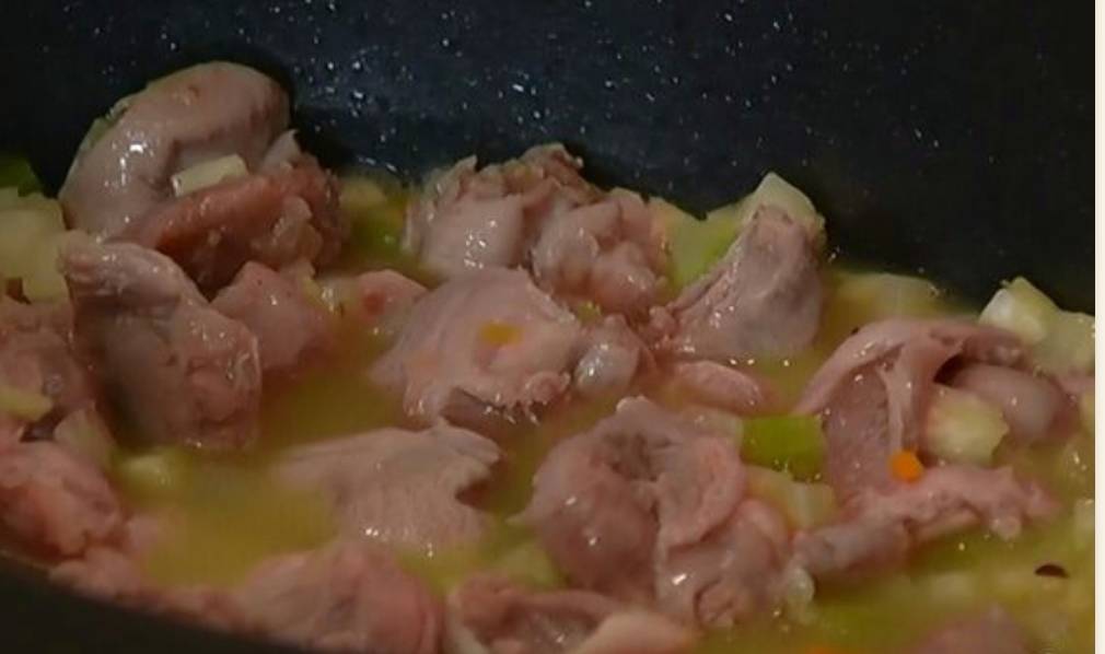 Куриные желудки с гречкой