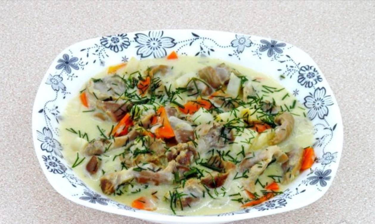 Куриные желудки в сметанном соусе