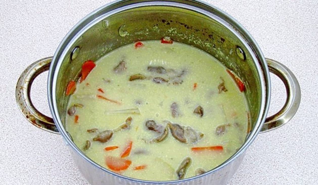 Куриные желудки в сметанном соусе