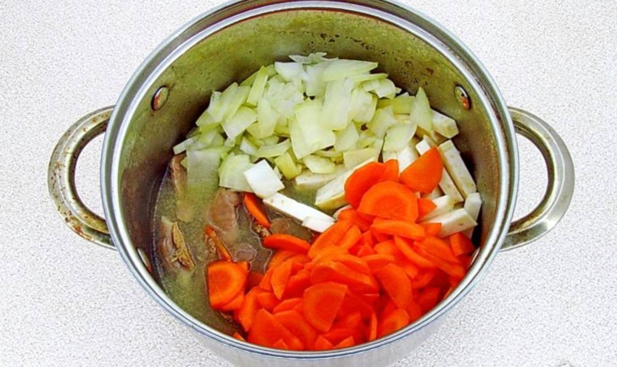 Куриные желудки в сметанном соусе