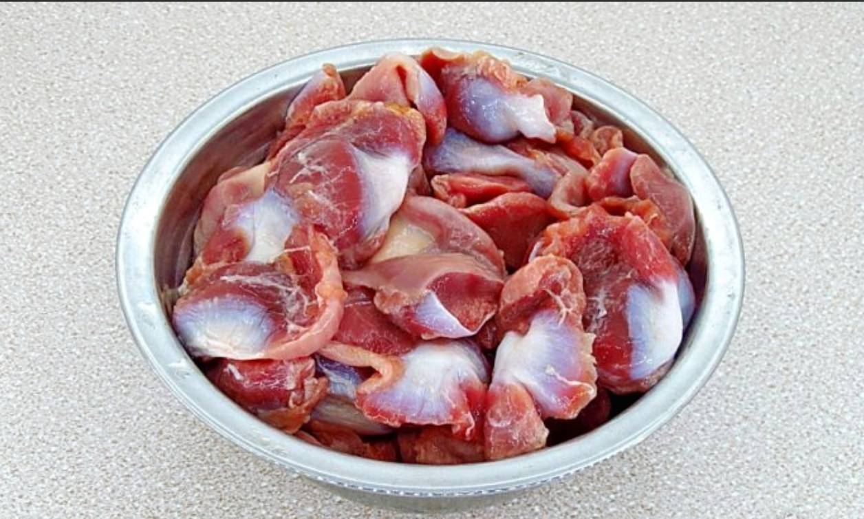 Куриные желудки в сметанном соусе