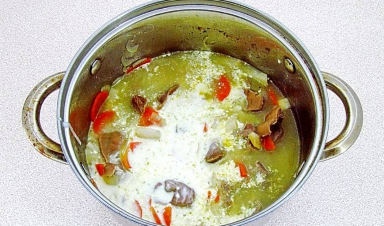 Куриные желудки в сметанном соусе