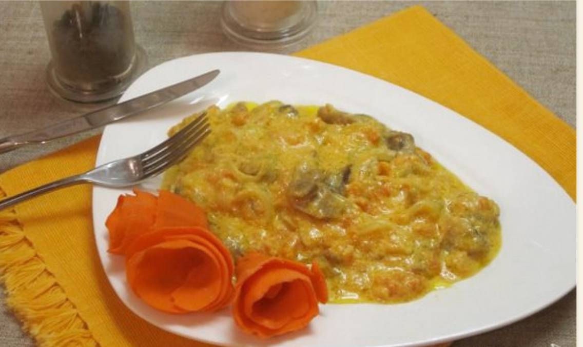 Тушеные куриные желудки в сметане