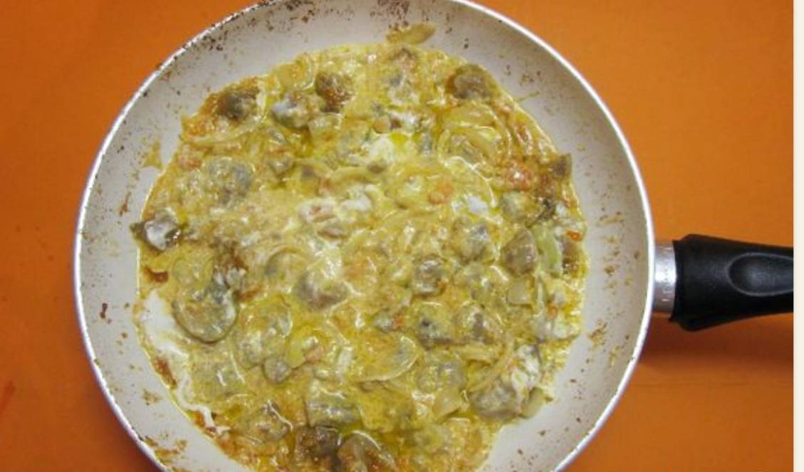 Тушеные куриные желудки в сметане