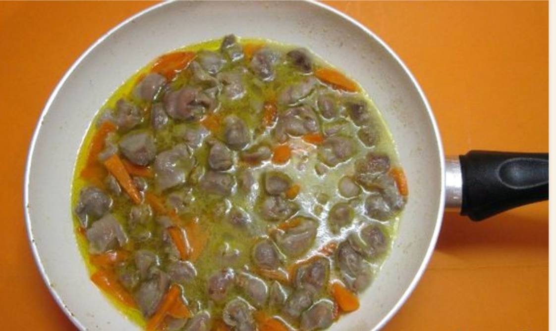 Тушеные куриные желудки в сметане