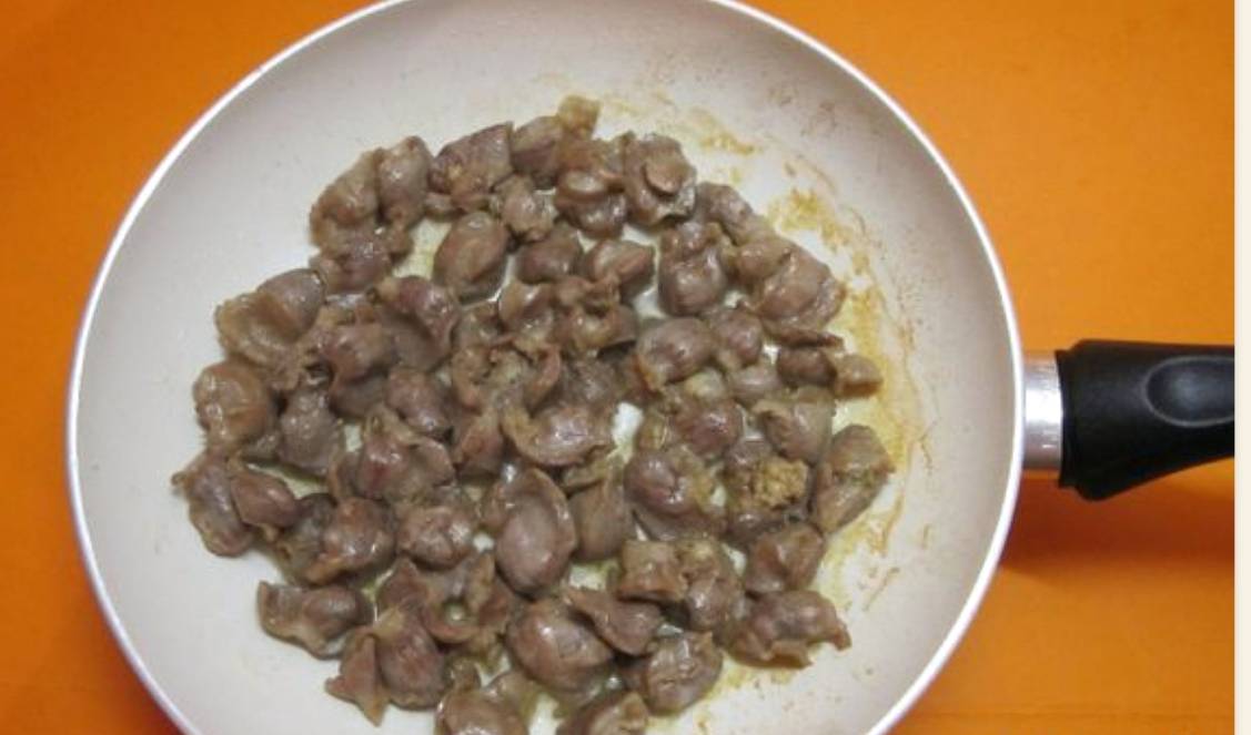 Тушеные куриные желудки в сметане