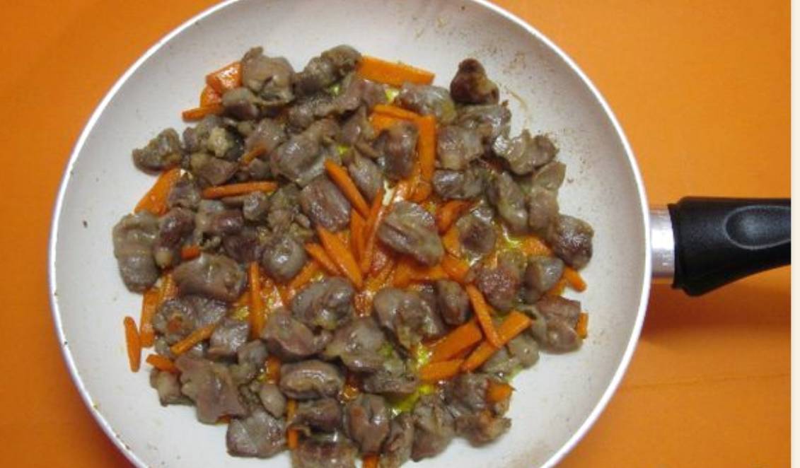 Тушеные куриные желудки в сметане
