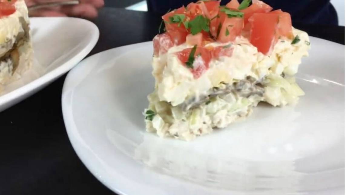 Салат «Красная шапочка» с помидорами, курицей, грибами и сыром