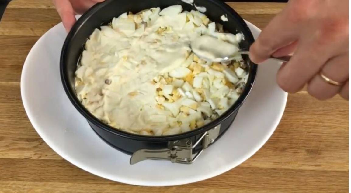 Салат «Красная шапочка» с помидорами, курицей, грибами и сыром