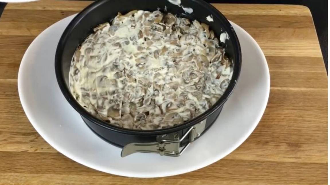 Салат «Красная шапочка» с помидорами, курицей, грибами и сыром