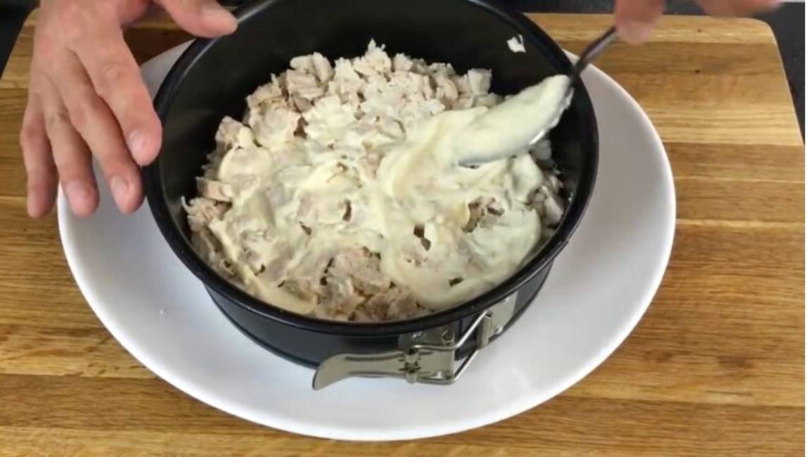 Салат «Красная шапочка» с помидорами, курицей, грибами и сыром