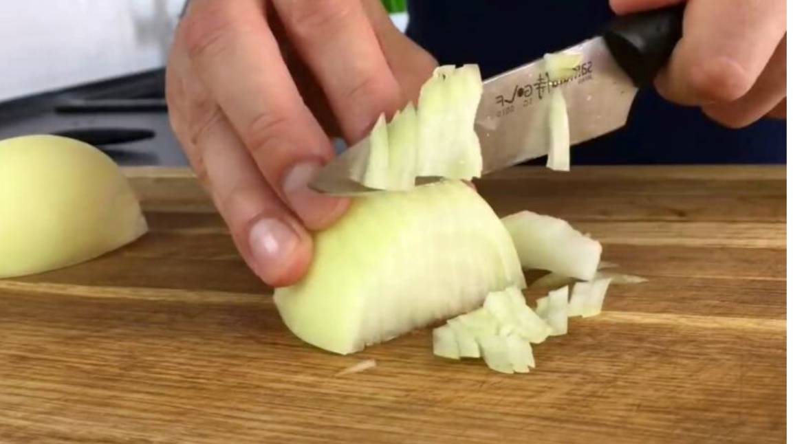 Салат «Красная шапочка» с помидорами, курицей, грибами и сыром