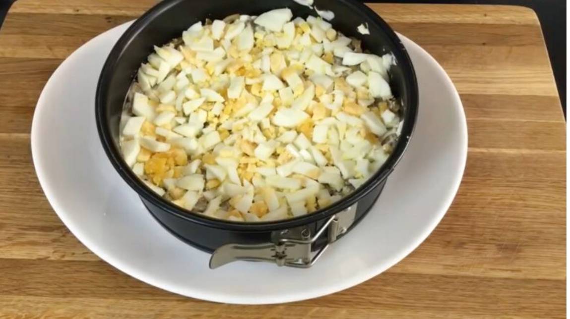 Салат «Красная шапочка» с помидорами, курицей, грибами и сыром