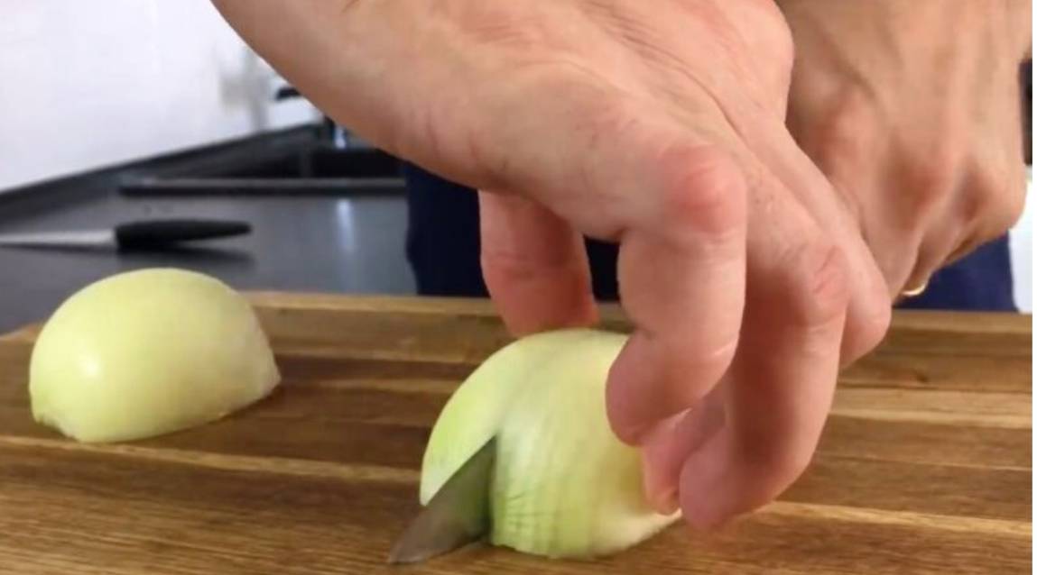Салат «Красная шапочка» с помидорами, курицей, грибами и сыром