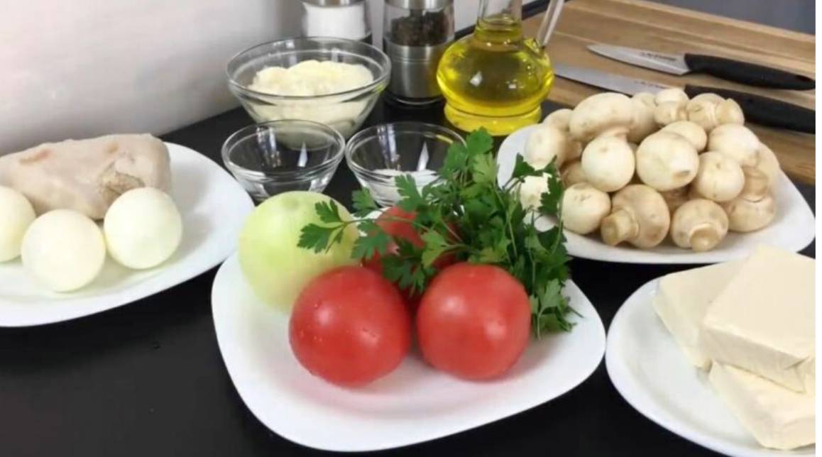 Салат «Красная шапочка» с помидорами, курицей, грибами и сыром
