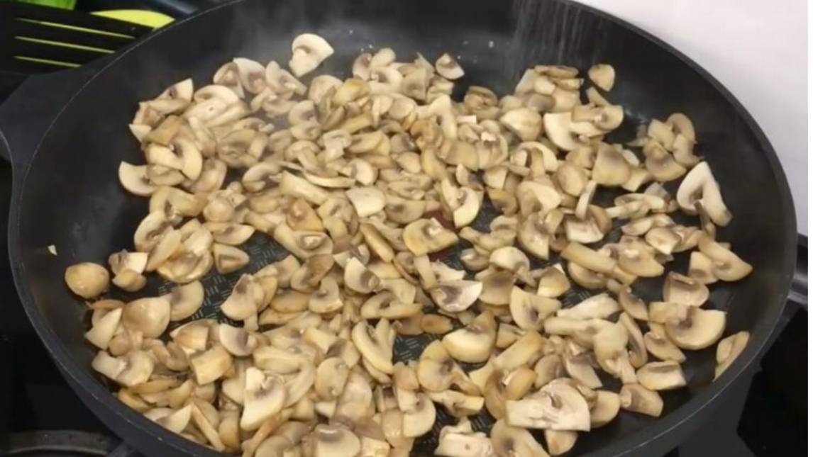 Салат «Красная шапочка» с помидорами, курицей, грибами и сыром