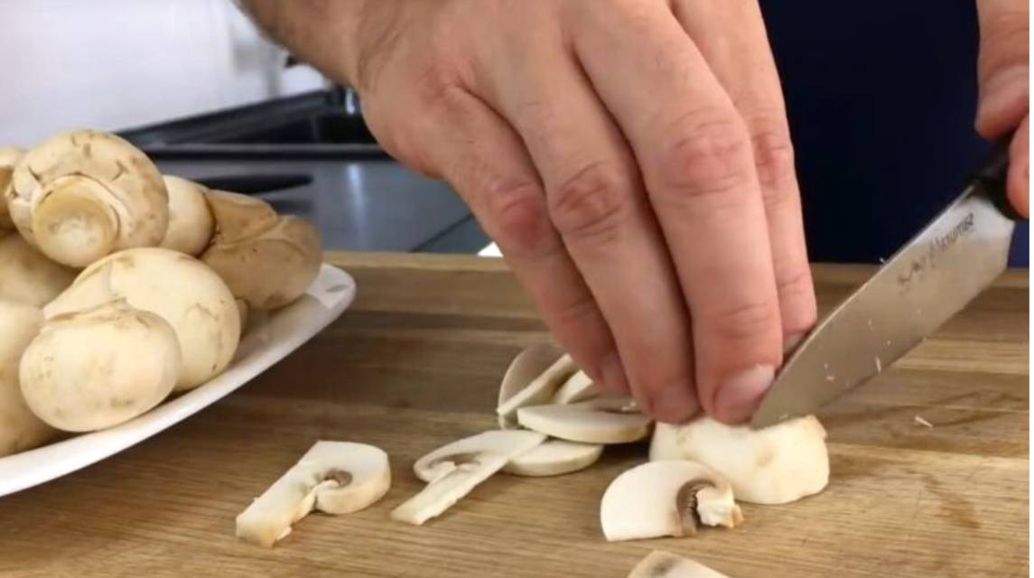 Салат «Красная шапочка» с помидорами, курицей, грибами и сыром