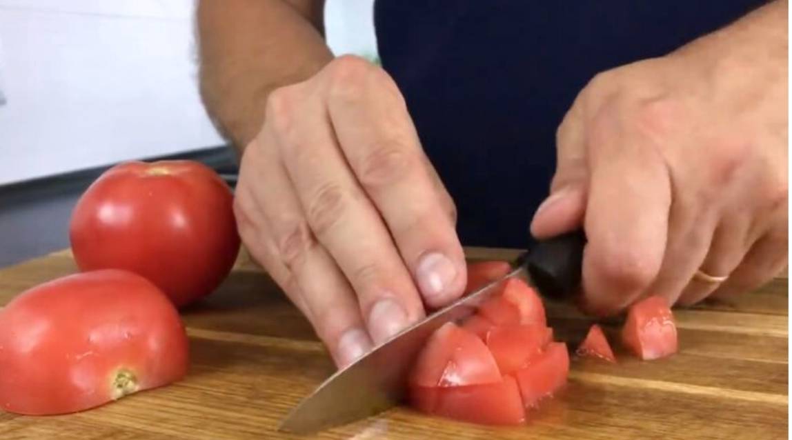 Салат «Красная шапочка» с помидорами, курицей, грибами и сыром