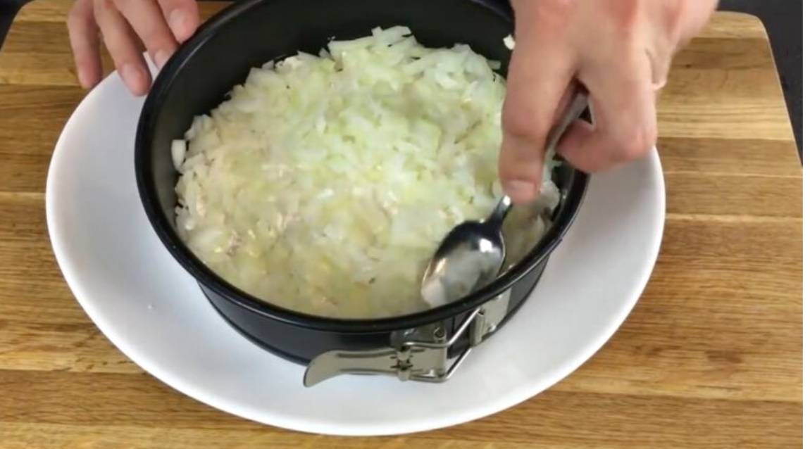 Салат «Красная шапочка» с помидорами, курицей, грибами и сыром
