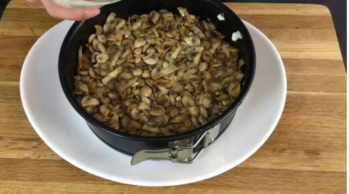 Салат «Красная шапочка» с помидорами, курицей, грибами и сыром