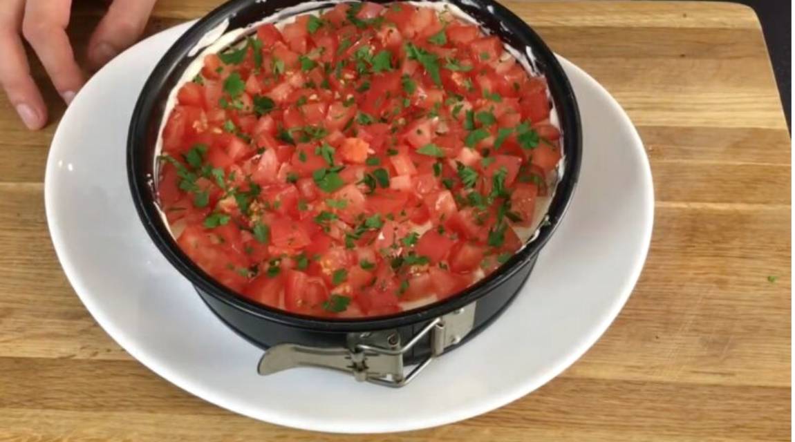Салат «Красная шапочка» с помидорами, курицей, грибами и сыром