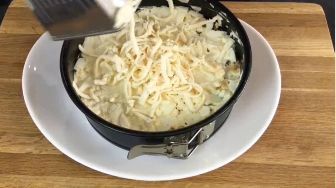 Салат «Красная шапочка» с помидорами, курицей, грибами и сыром