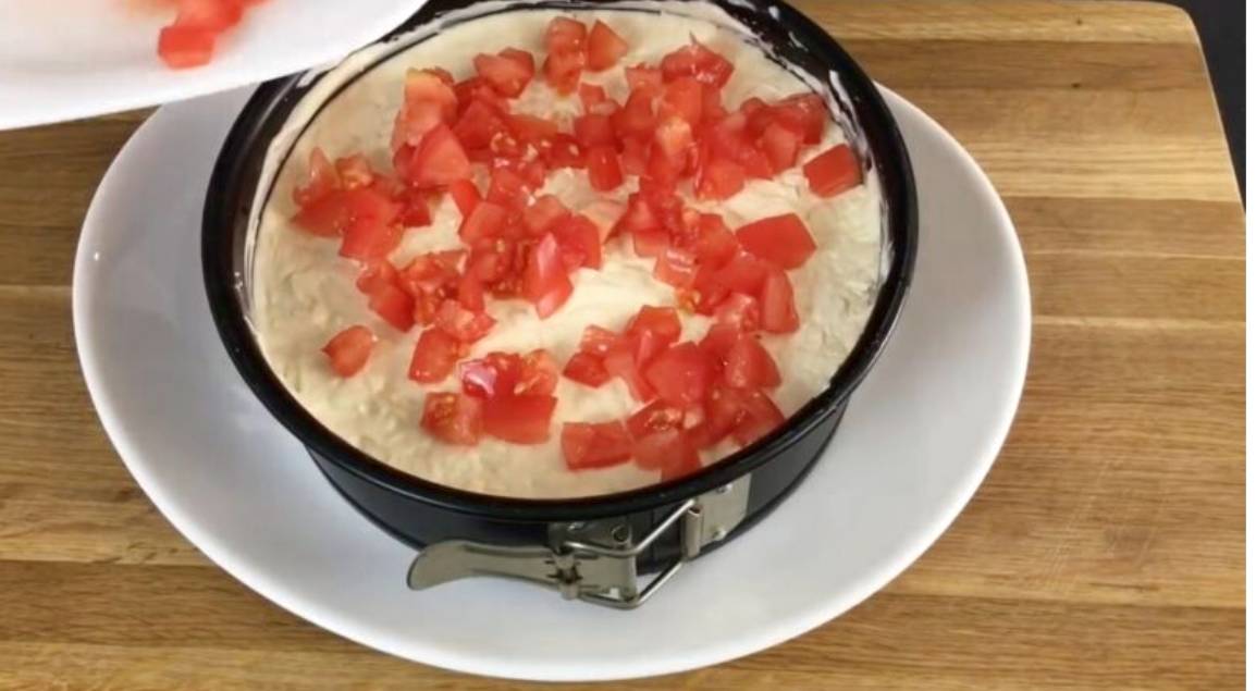 Салат «Красная шапочка» с помидорами, курицей, грибами и сыром