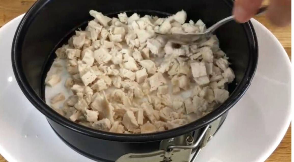 Салат «Красная шапочка» с помидорами, курицей, грибами и сыром