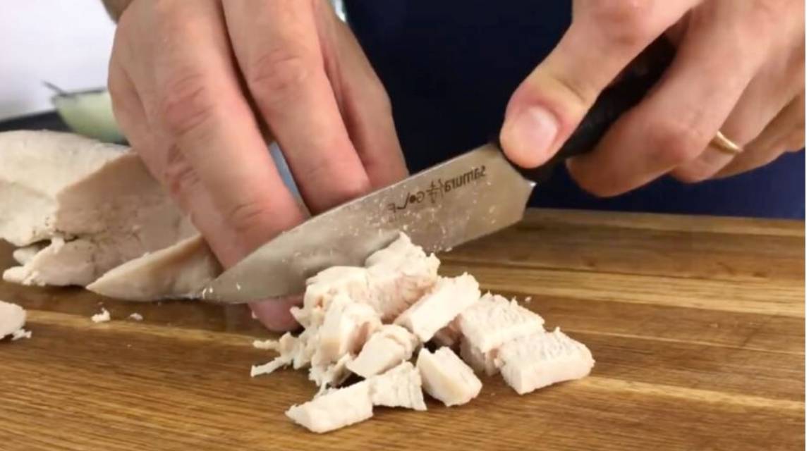 Салат «Красная шапочка» с помидорами, курицей, грибами и сыром