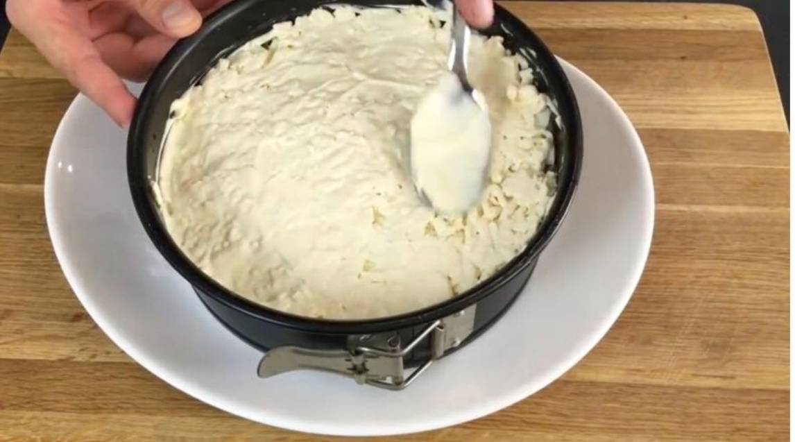 Салат «Красная шапочка» с помидорами, курицей, грибами и сыром