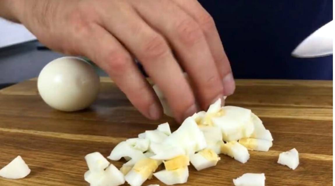 Салат «Красная шапочка» с помидорами, курицей, грибами и сыром