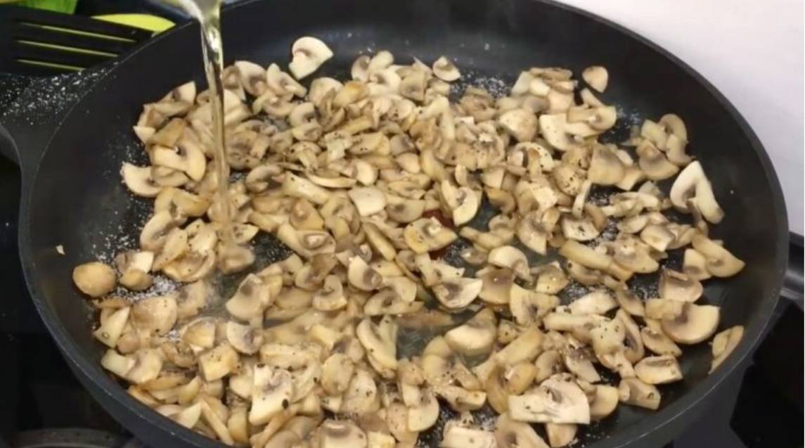 Салат «Красная шапочка» с помидорами, курицей, грибами и сыром