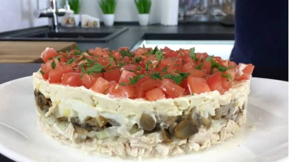 Салат «Красная шапочка» с помидорами, курицей, грибами и сыром