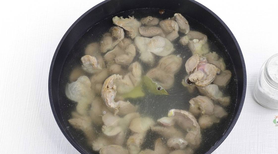 Куриные желудки в сметане