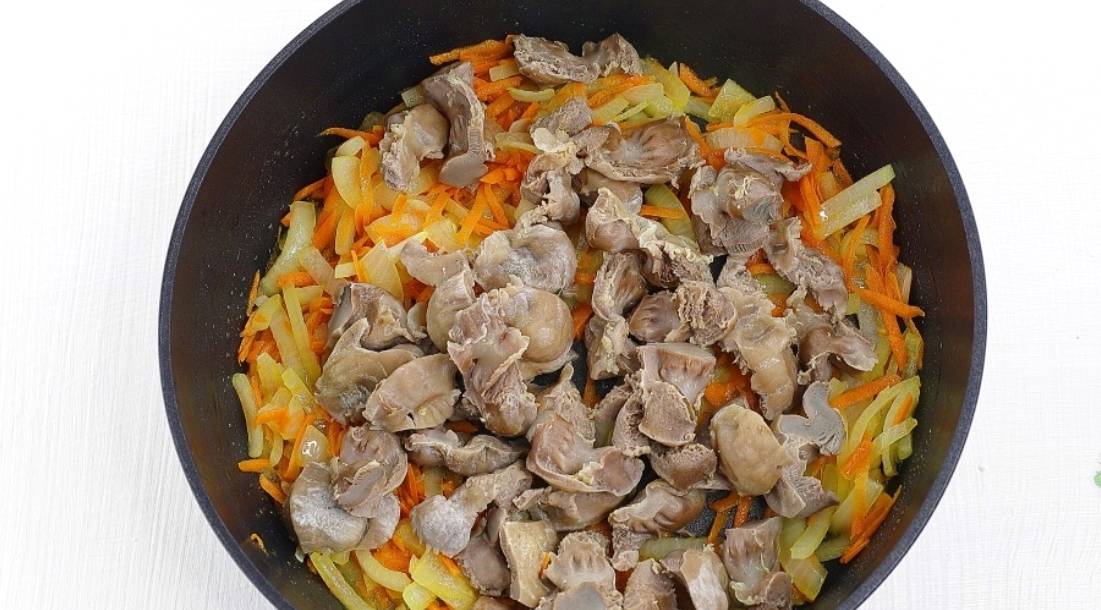 Куриные желудки в сметане