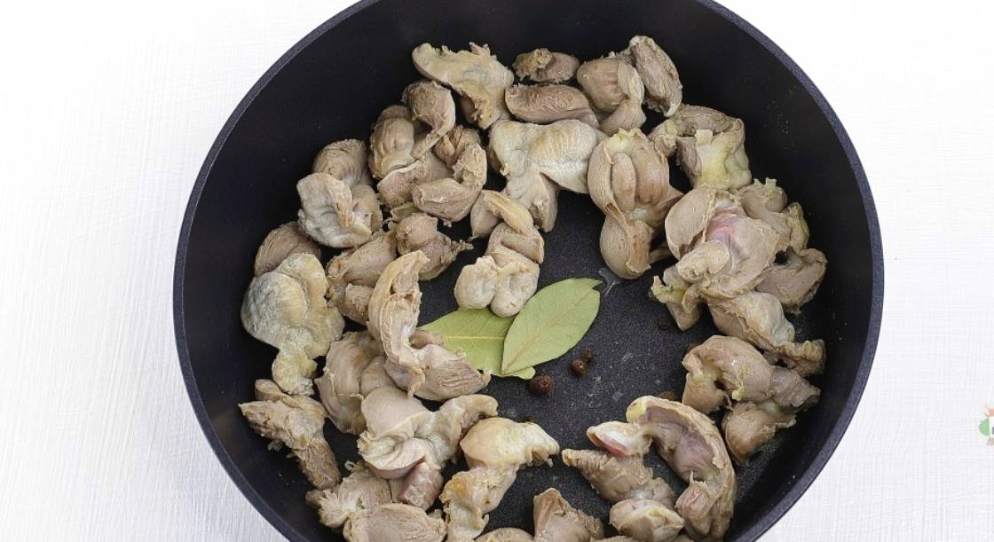 Куриные желудки в сметане