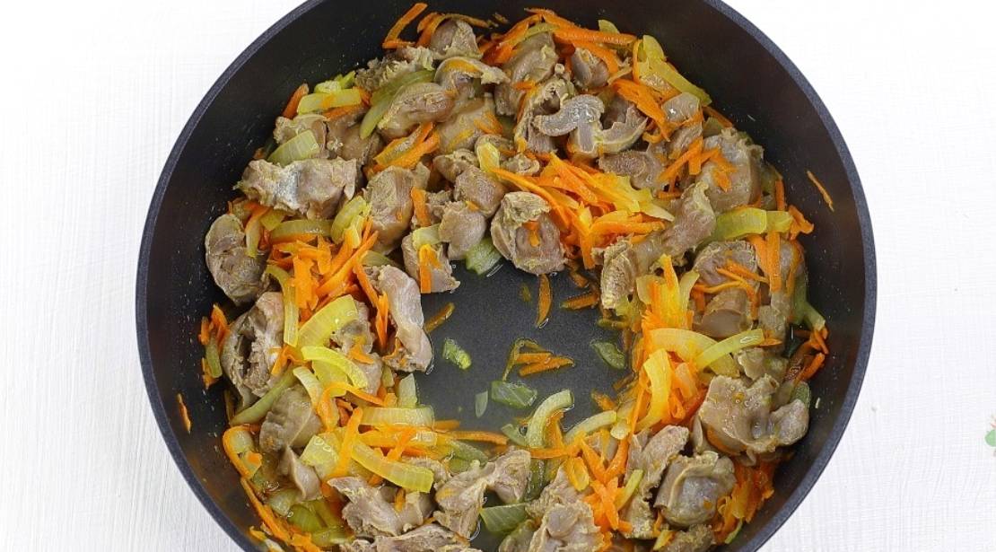 Куриные желудки в сметане