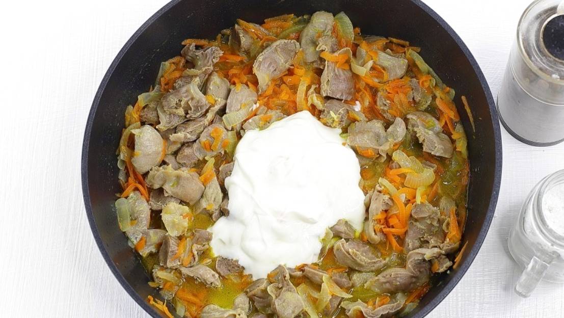 Куриные желудки в сметане