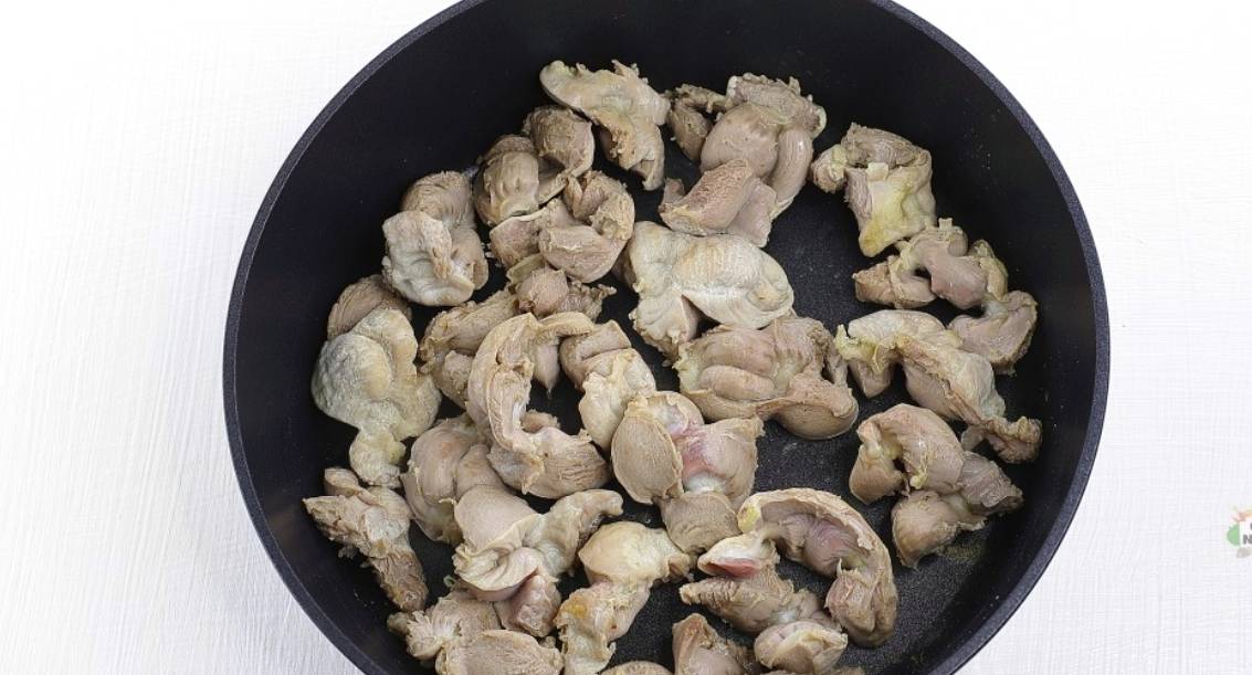 Куриные желудки в сметане