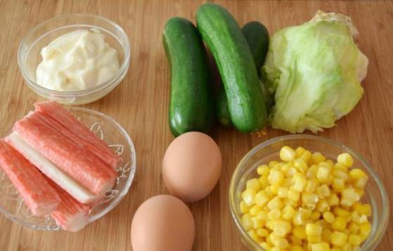 Крабовый салат с айсбергом и кукурузой
