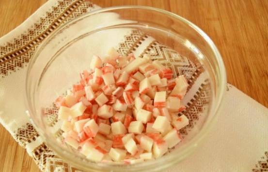 Крабовый салат с айсбергом и кукурузой