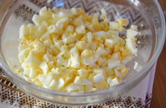 Крабовый салат с айсбергом и кукурузой