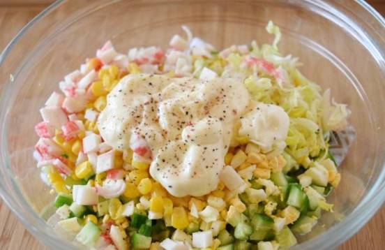 Крабовый салат с айсбергом и кукурузой