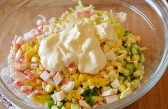 Крабовый салат с айсбергом и кукурузой