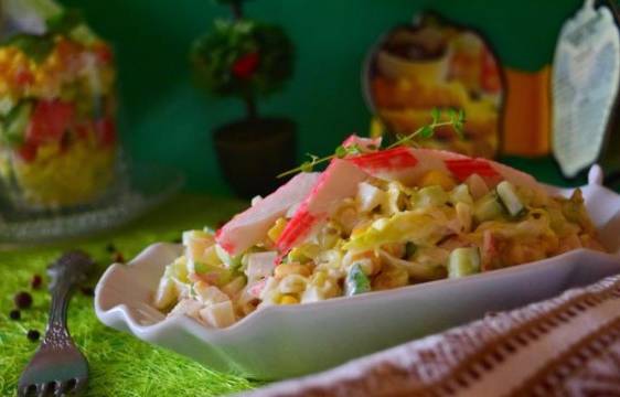 Крабовый салат с айсбергом и кукурузой