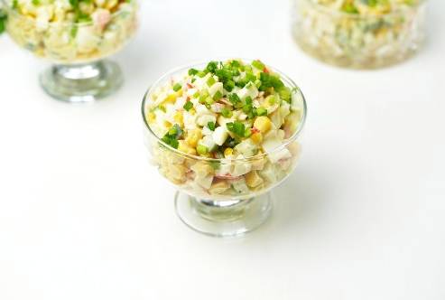 Крабовый салат с кукурузой и свежим огурцом и яйцом без риса