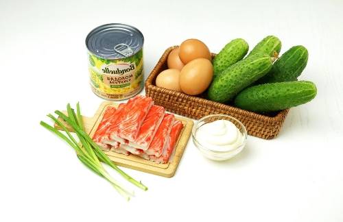 Крабовый салат с кукурузой и свежим огурцом и яйцом без риса