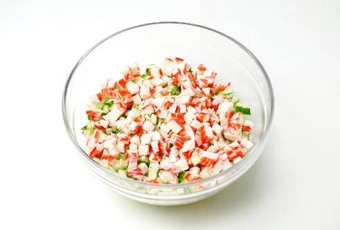 Крабовый салат с кукурузой и свежим огурцом и яйцом без риса