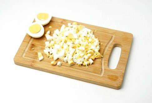 Крабовый салат с кукурузой и свежим огурцом и яйцом без риса