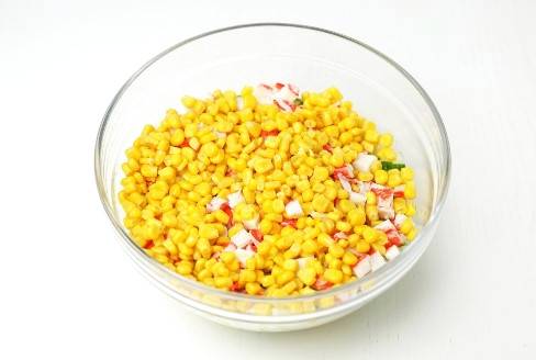 Крабовый салат с кукурузой и свежим огурцом и яйцом без риса